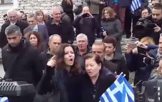 Ξέσπασμα της αδερφής του Κατσίφα προς τους Αλβανούς: «Αυτά τα χώματα είναι Άγια… ο αδερφός μου είναι ηρωομάτυρας» (βίντεο)